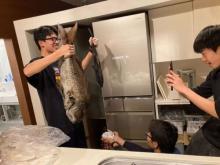 釣った魚を寮の友人に披露